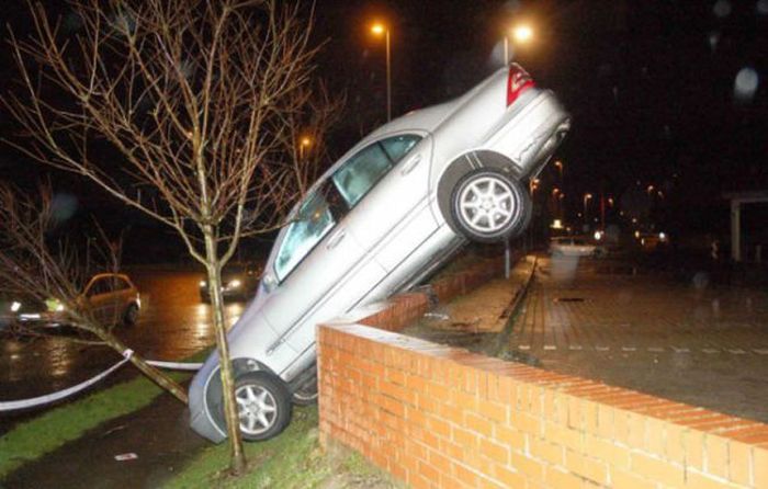 Барышня припарковала машину на стене после урока вождения (4 фото)