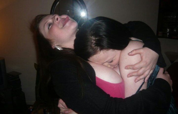 Слишком пышная грудь 18-летней девушки (14 фото)