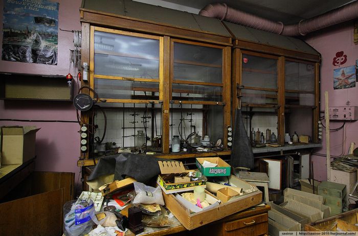 Заброшенная химическая лаборатория (26 фото)