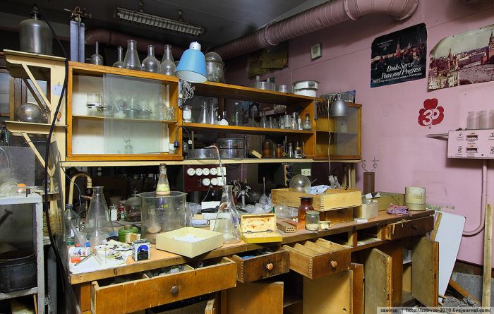 Заброшенная химическая лаборатория (26 фото)
