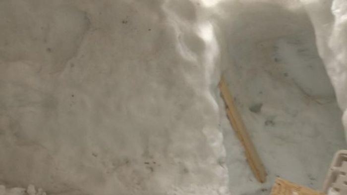 Креативная хижина из снега (20 фото)