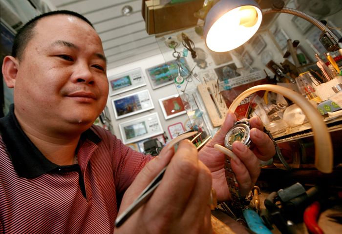 Китаец 20 лет отращивает ноготь и делает из него ожерелье (7 фото)