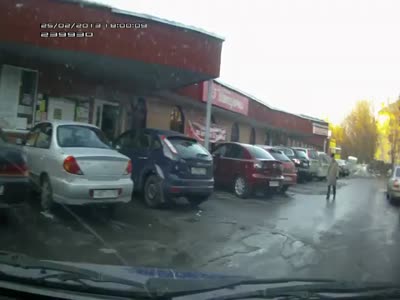 Местный чиновник протаранил автомобиль и уехал с места происшествия (11.9 мб)