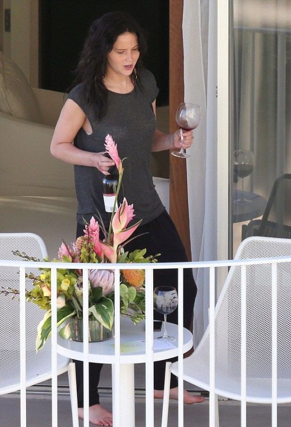 Дженнифер Лоуренс отрывается с травкой и вином (8 фото)