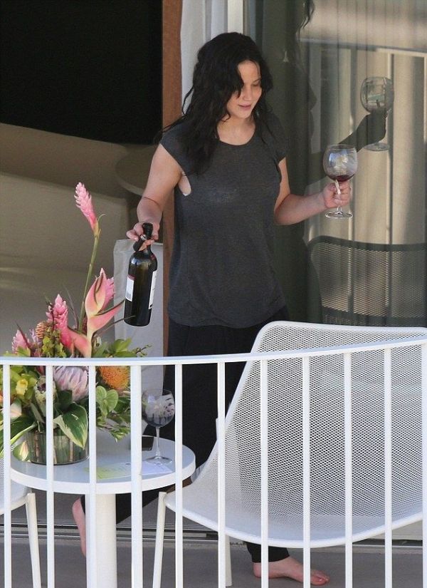 Дженнифер Лоуренс отрывается с травкой и вином (8 фото)