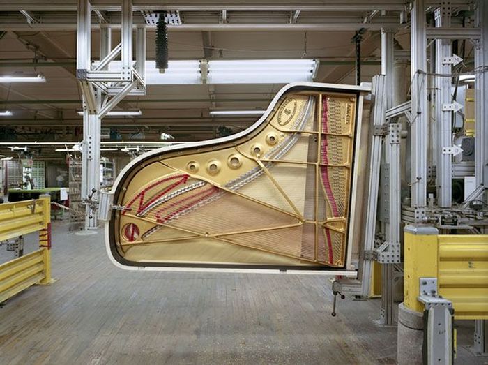 Фабрика по изготовлению роялей (22 фото)