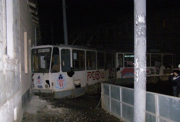 Угнанный трамвай тормозил об стену (6 фото)