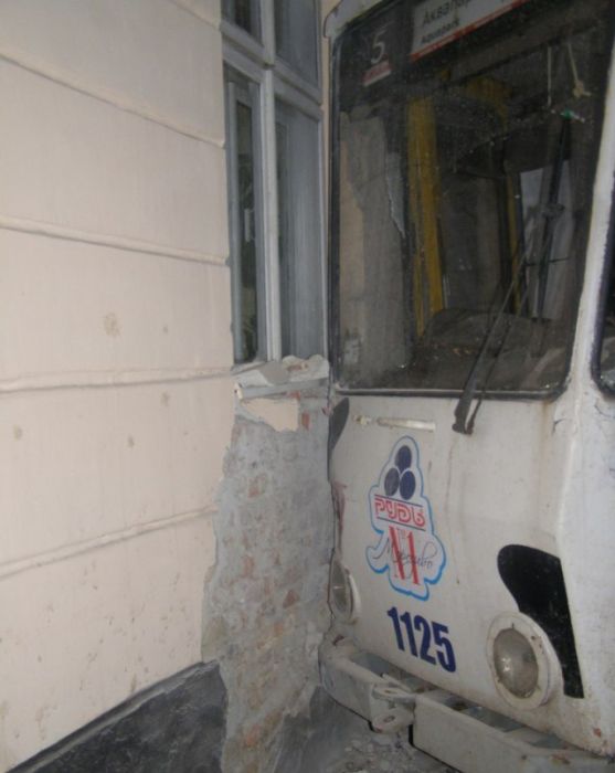 Угнанный трамвай тормозил об стену (6 фото)