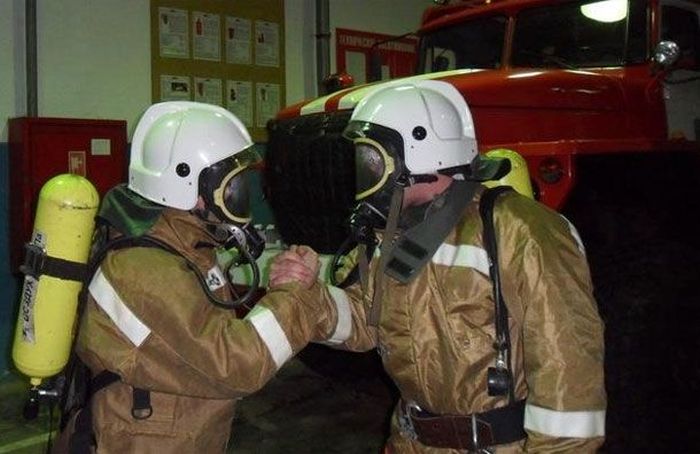 Каково быть пожарником на самом деле (4 фото)
