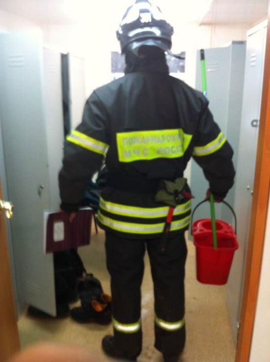 Каково быть пожарником на самом деле (4 фото)
