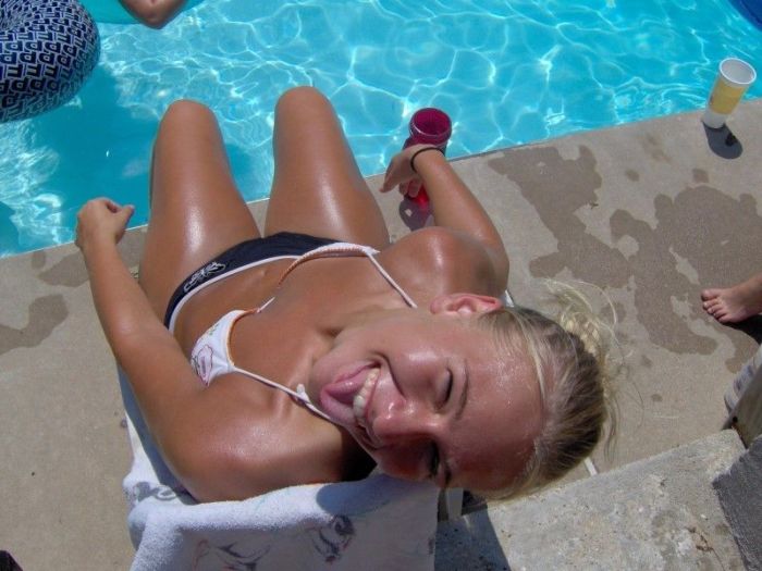 Подборка летних девушек в купальниках (40 фото)