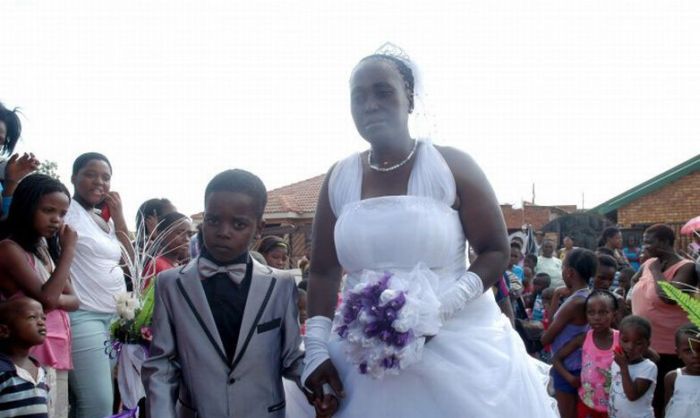 Свадьба 8-летнего мальчика и 61-летней женщины (6 фото)