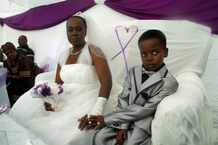 Свадьба 8-летнего мальчика и 61-летней женщины (6 фото)