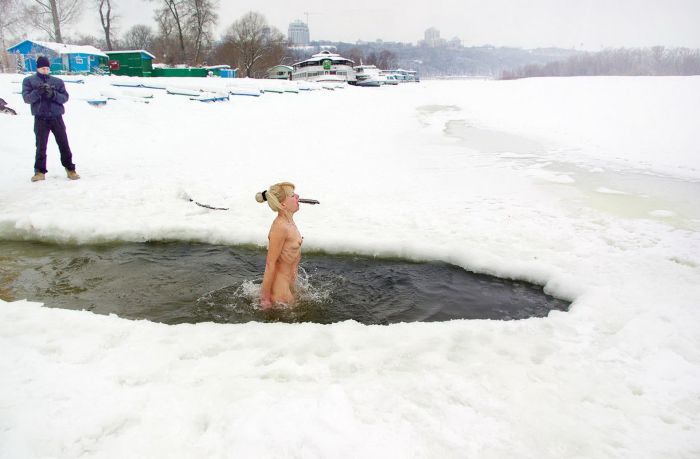 Украинские нудисты провели водокрещение (33 фото)