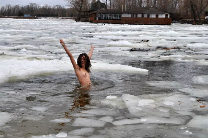 Украинские нудисты провели водокрещение (33 фото)