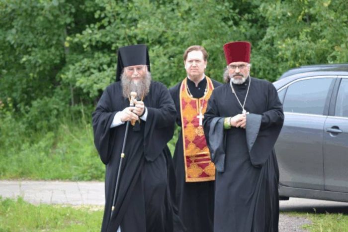 "Бедный" московский епископ лишился Lexus (3 фото)