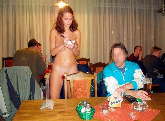 Эротика голые официантки разносят еду (59 фото)
