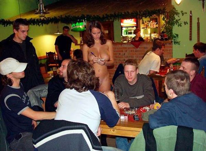 Обслуживание в чешском баре для совершеннолетних (16 фото)