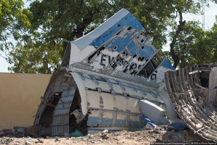 ИЛ-76 в столице Сомали (12 фото)