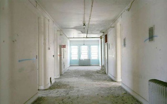 Комфортабельный отель в здании психиатрической клиники (37 фото)
