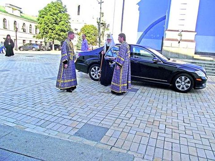 На каких автомобилях ездят украинские "святые отцы" (16 фото + текст + видео)