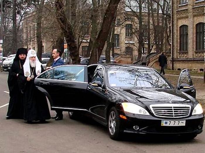 На каких автомобилях ездят украинские "святые отцы" (16 фото + текст + видео)