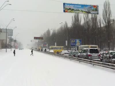 Сильнейший снегопад парализовал Киев на несколько дней (12.7 мб)