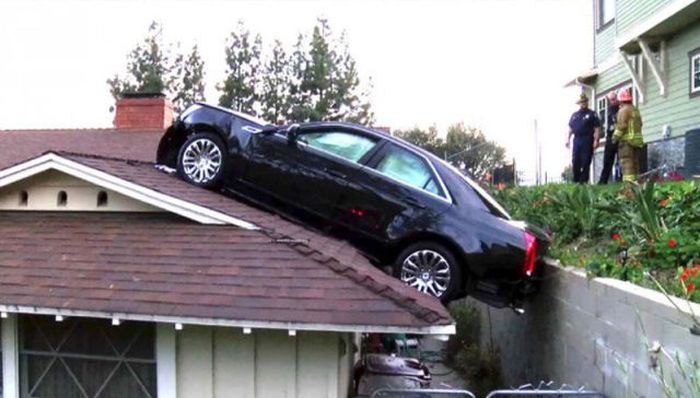 Припарковал свой Кадиллак на крыше соседа (7 фото)