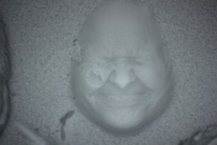 Окунуться головой в снег и сделать голову наизнанку (10 фото)