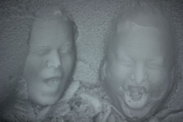 Окунуться головой в снег и сделать голову наизнанку (10 фото)