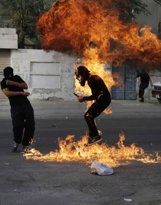 Оппозиционер загорелся из-за неосторожности с бензиновой бомбой (8 фото)