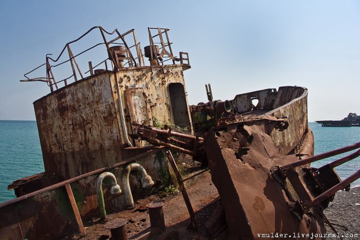 Заброшенный рай для сталкеров в Абхазии (47 фото) Заброшенный рай для сталкеров в Абхазии (47 фото)