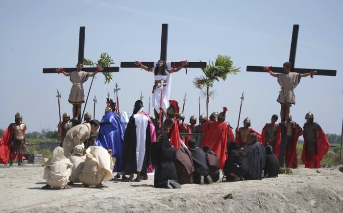 Верующие на Филиппинах распяли себя на крестах (11 фото)