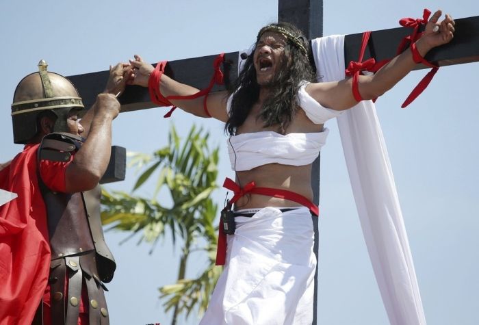 Верующие на Филиппинах распяли себя на крестах (11 фото)