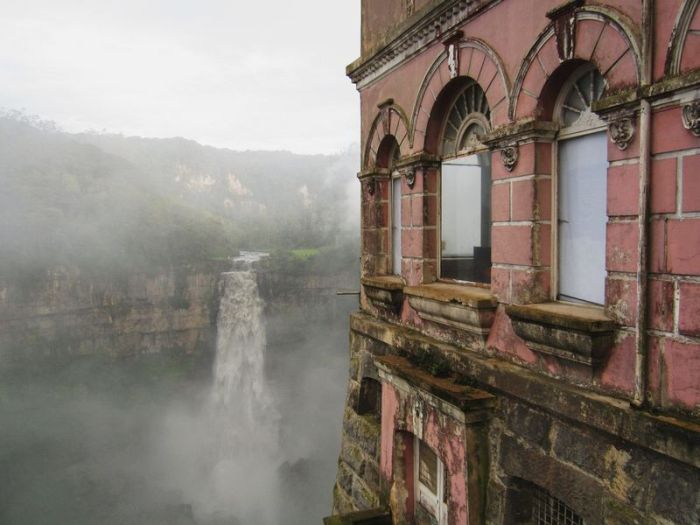 Отель-призрак у водопада (33 фото)