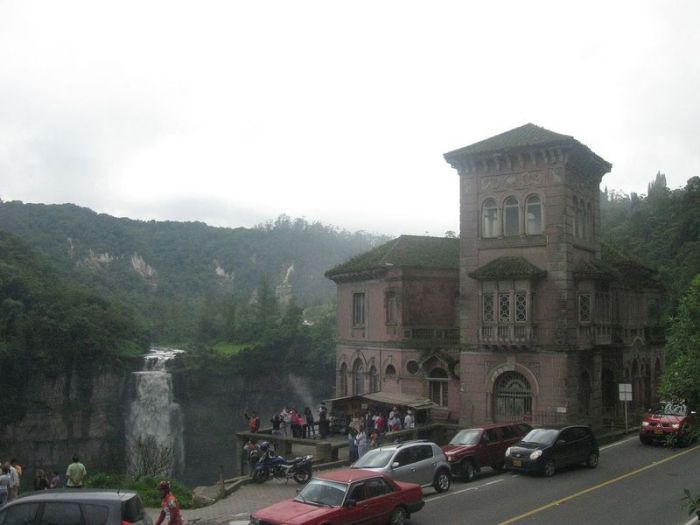 Отель-призрак у водопада (33 фото)