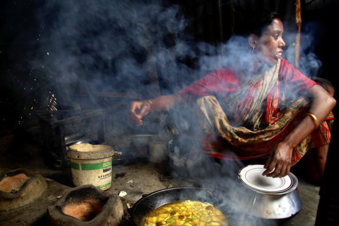 Как принимают роды в трущобах Бангладеш. Жесть (12 фото)