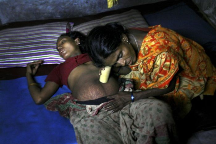 Как принимают роды в трущобах Бангладеш. Жесть (12 фото)