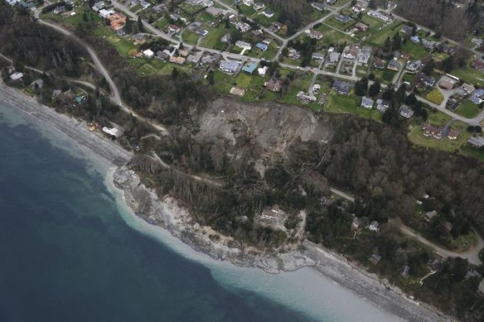 Страшнейший оползень на острове Уидби в США (11 фото)