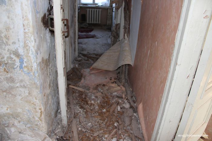 Жестяковая квартира на растерзание бомжам и ворам (31 фото)