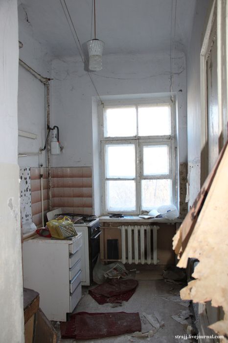 Жестяковая квартира на растерзание бомжам и ворам (31 фото)