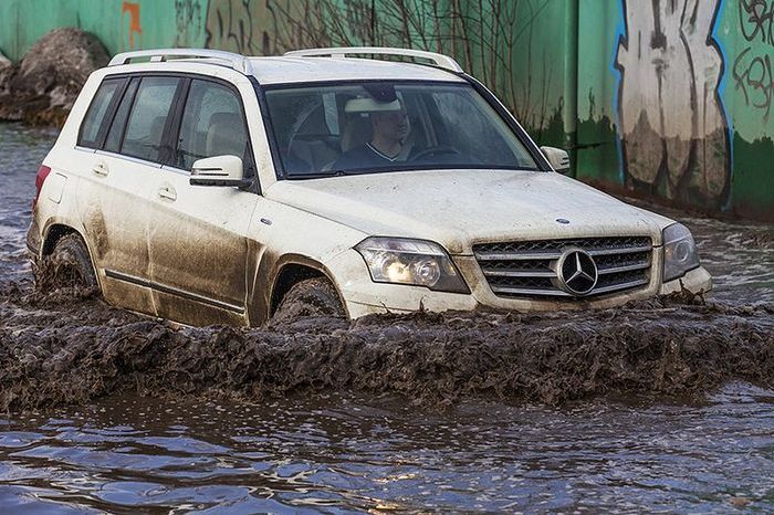 Гигантская московская лужа не помеха для наших автовладельцев (14 фото)
