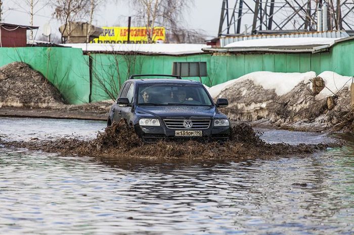Гигантская московская лужа не помеха для наших автовладельцев (14 фото)