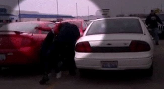 Полицейские арестовали беременную женщину с помощью электрошокера (3 фото + видео)