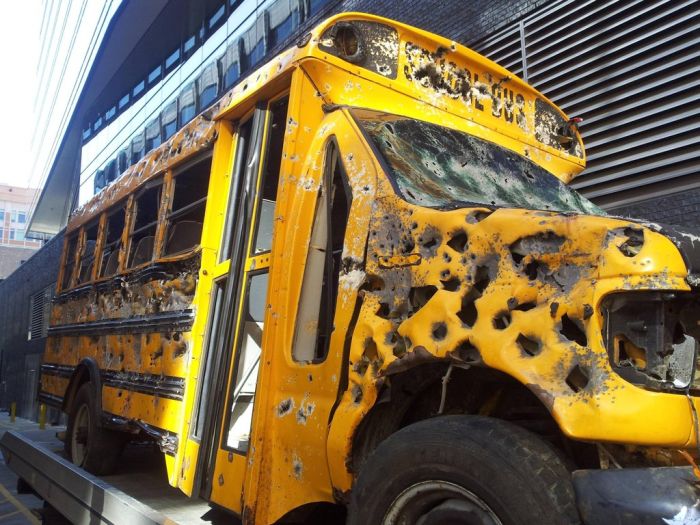 Что могло произойти с этим автобусом? (6 фото)