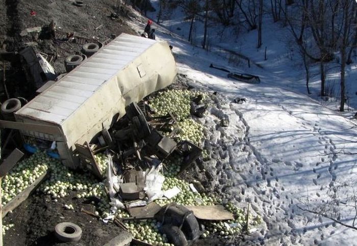 Два груженных автомобиля "КамАЗ" упали с моста (3 фото + видео)