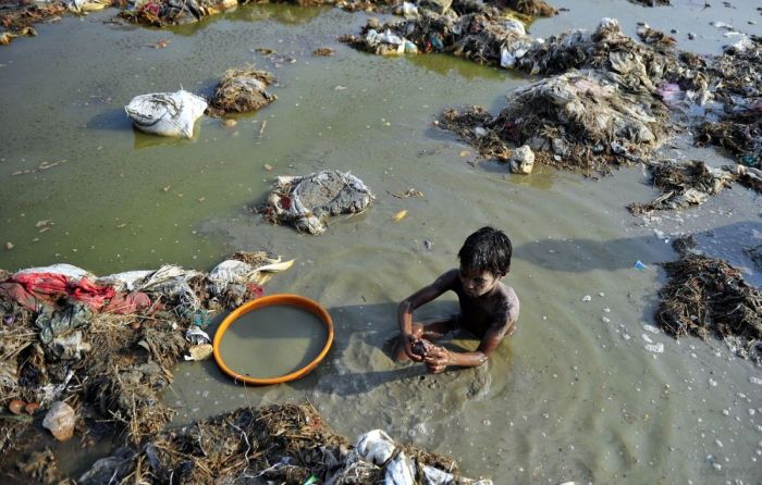 Поиск монет в мутных водах Ганга после самого большого в мире фестиваля (9 фото)