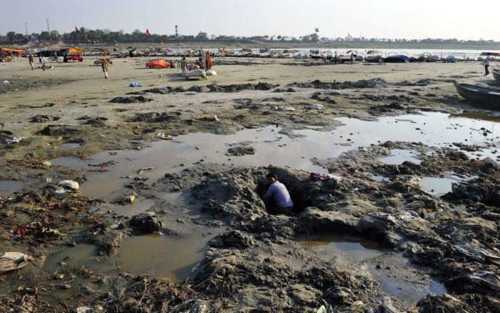 Поиск монет в мутных водах Ганга после самого большого в мире фестиваля (9 фото)