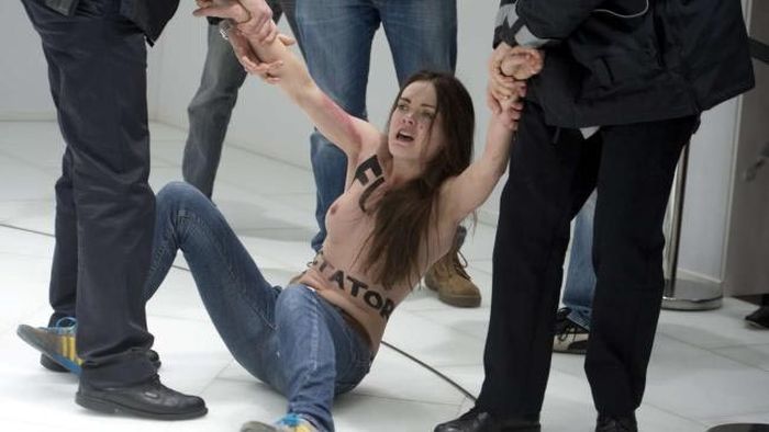 Акция протеста девушек из Femen в Ганновере (15 фото + видео)