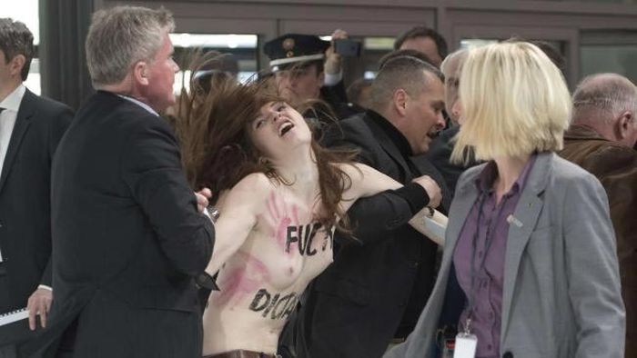 Акция протеста девушек из Femen в Ганновере (15 фото + видео)